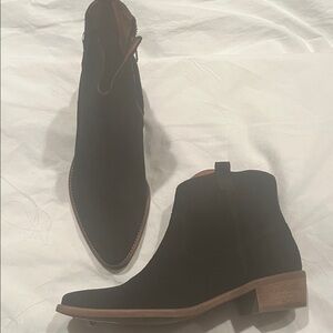 MAKE AN OFFER !!! Madewell Brand NewNIB Black Suede Ankle Boots Sz 7.5